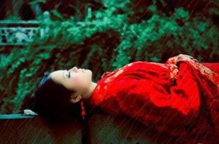 红嫁衣背后的真实故事（详解恐怖歌曲红嫁衣背后的故事）