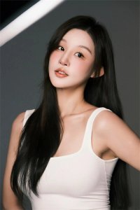 ​刘羽琦：跨界蜕变，从T台超模到荧屏女神的璀璨征途