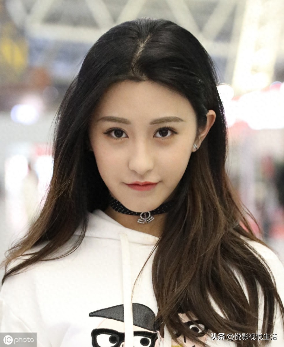 长相清丽脱俗的朱圣祎，古灵精怪，甜美嗓音引来“星爷”关注