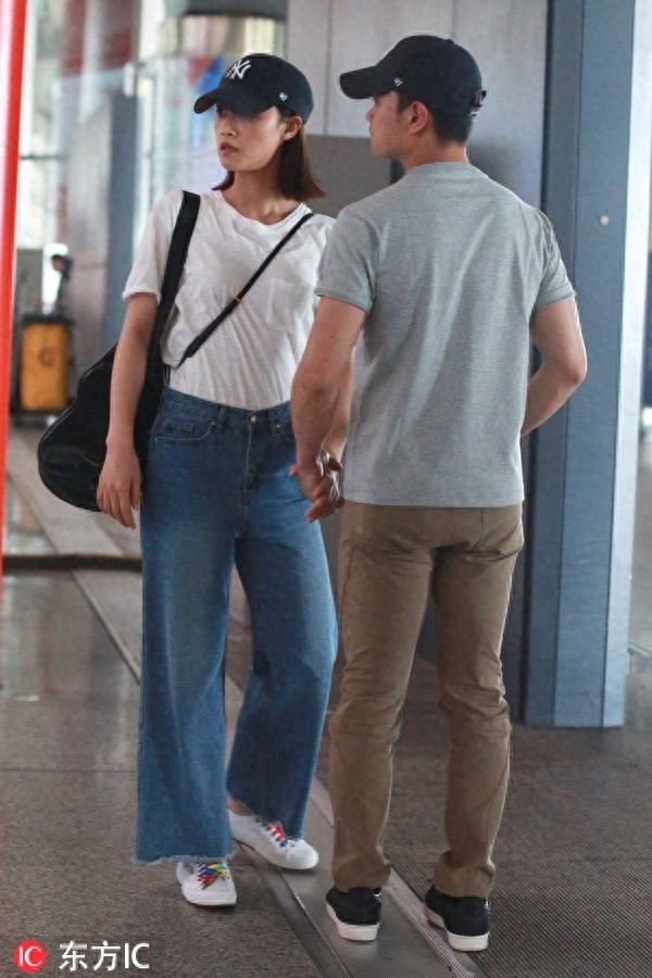 蓝盈莹获男友曹骏亲自接机，这对小清新情侣你pick吗？