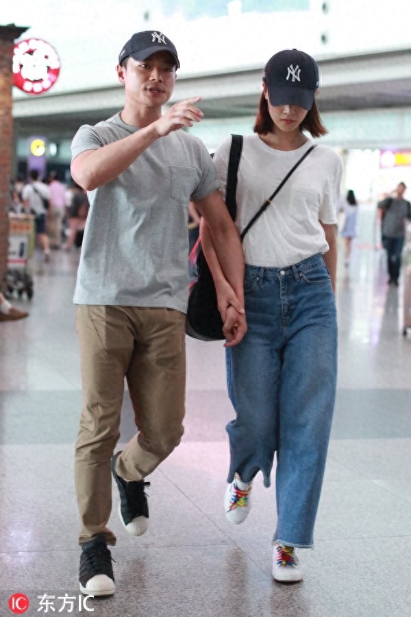 蓝盈莹获男友曹骏亲自接机，这对小清新情侣你pick吗？