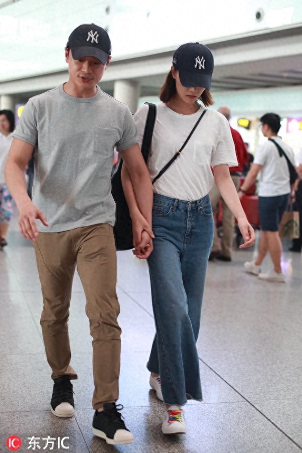 蓝盈莹获男友曹骏亲自接机，这对小清新情侣你pick吗？