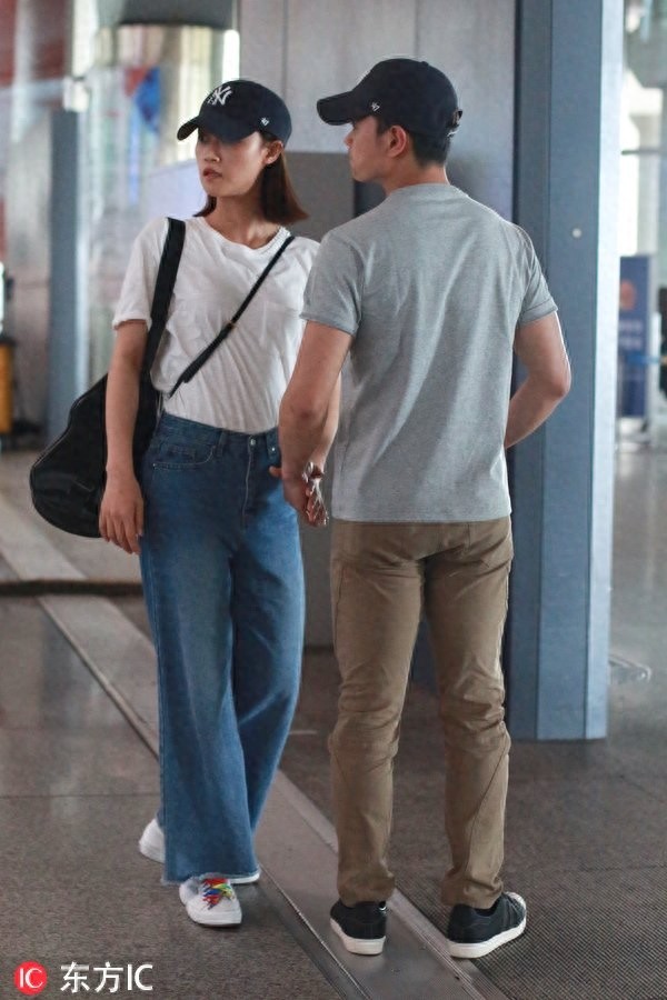 蓝盈莹获男友曹骏亲自接机，这对小清新情侣你pick吗？