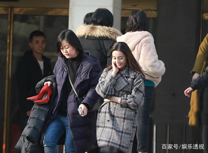 央视春晚邓伦节目变动不再与迪丽热巴同台，将与两位男星合唱歌曲