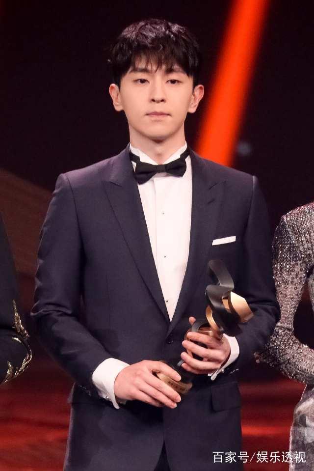 央视春晚邓伦节目变动不再与迪丽热巴同台，将与两位男星合唱歌曲