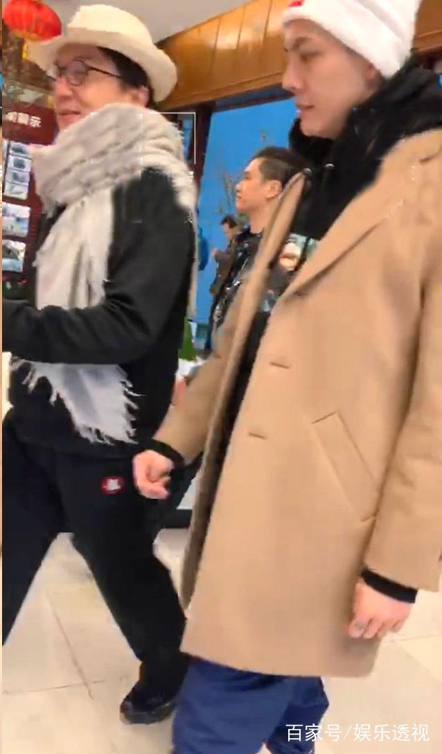 央视春晚邓伦节目变动不再与迪丽热巴同台，将与两位男星合唱歌曲