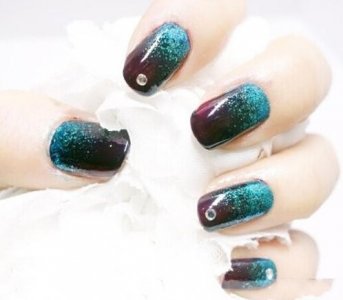 ​闪粉渐变美甲教程 四步打造时尚优雅美甲