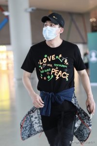 ​孙艺洲一身黑色运动装现身机场，健硕胸肌超明显男性魅力十足