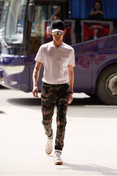 经典歌曲再回首，王凯痴情演唱《我等到花儿都谢了》