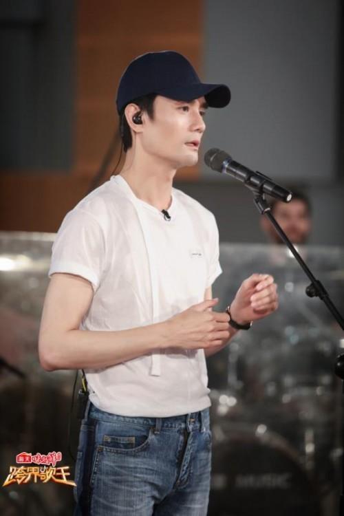 经典歌曲再回首，王凯痴情演唱《我等到花儿都谢了》