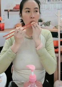 ​叶璇44岁逆袭：从高冷女神到真实网红，直播带货新标杆