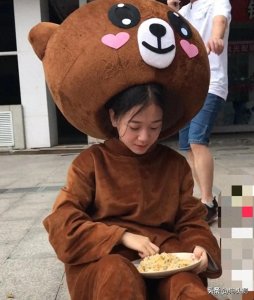 ​24岁女网红身家78亿，却被人当街砸鸡蛋，泼冷水，她到底干了啥？