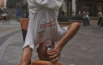 ​倒立喝水水会到胃里吗，人在倒立的时候可以把东西吃进胃里吗？