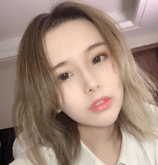 艾比跟轩墨宝宝站一起合照,网友:没看见人,就看见两把扳手