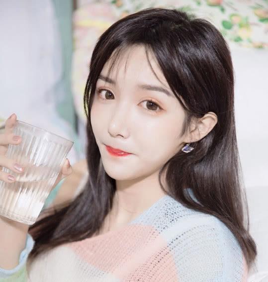 艾比跟轩墨宝宝站一起合照,网友:没看见人,就看见两把扳手