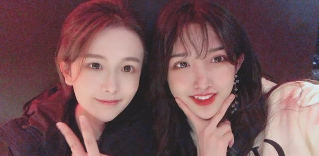 艾比跟轩墨宝宝站一起合照,网友:没看见人,就看见两把扳手