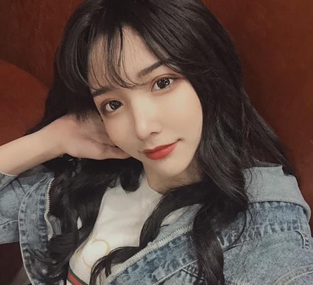 艾比跟轩墨宝宝站一起合照,网友:没看见人,就看见两把扳手