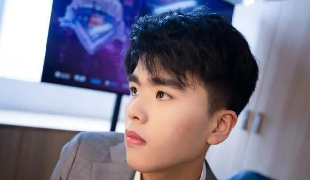 LPL选手人均斗地主鬼才，卢本伟再也不是职业选手斗地主的天花板