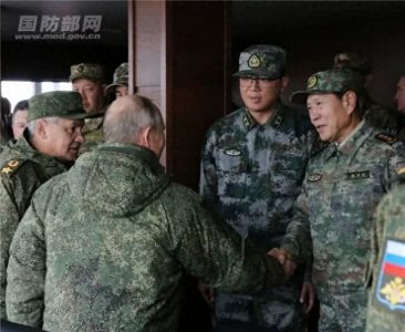 ​我军新迷彩服高调亮相，从硝烟战场走来，紧跟国际潮流帅就一个字