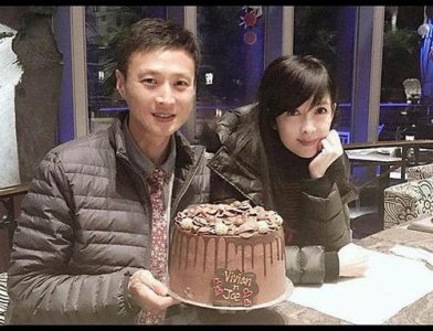 ​周慧敏晒老公合影庆10周年：只要陪在身边就够