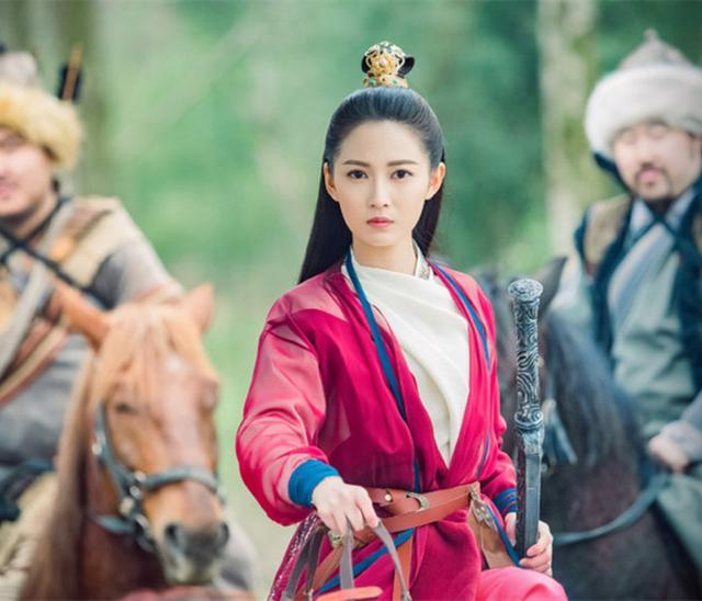 “赵敏”陈钰琪白衣古风写真,能穿出又仙又攻的气质也只有她了!