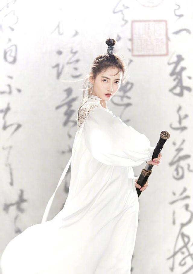 “赵敏”陈钰琪白衣古风写真,能穿出又仙又攻的气质也只有她了!