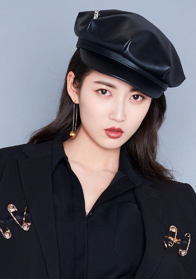 “赵敏”陈钰琪白衣古风写真,能穿出又仙又攻的气质也只有她了!