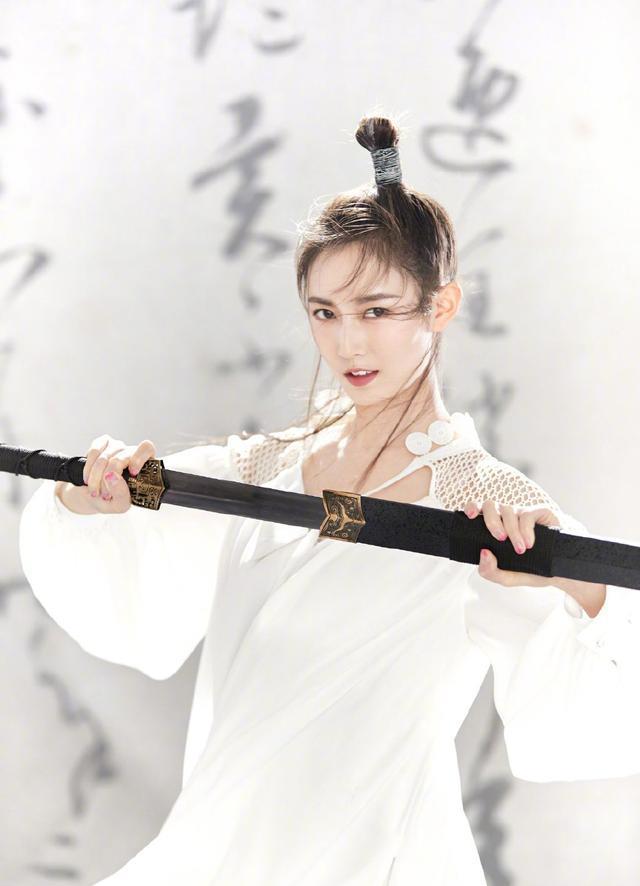 “赵敏”陈钰琪白衣古风写真,能穿出又仙又攻的气质也只有她了!