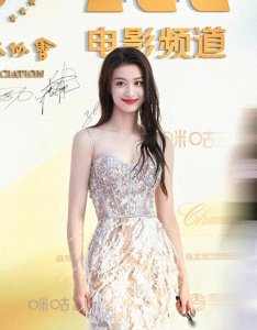 ​王楚然气质不错，白色羽毛吊带裙尽显淡雅大方，美人鱼的既视感