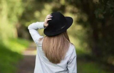 ​分手后前女友经常进我空间是什么意思？