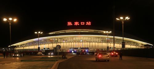 张家口高铁站和火车站是在一个地方吗