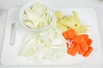 ​涮羊肉能喝红酒吗为什么(吃羊肉能喝红酒吗涮羊肉)