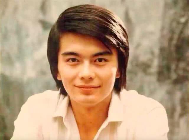 54岁许亚军,娶4任老婆颜值个个惊为天人,网友:活成赢家