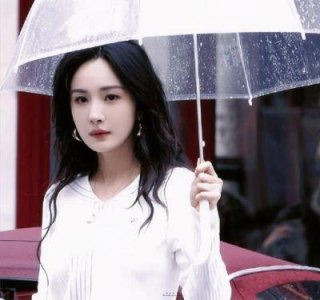 ​京城富婆杨幂34岁身价50亿，独立创业成明星榜样