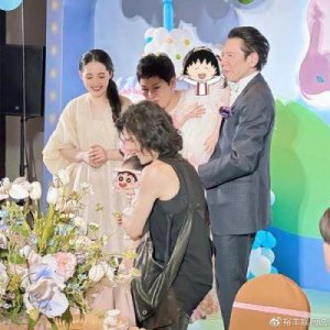 ​郭碧婷带着孩子出现在杭州，儿子眉毛上扬，与向佐相似，腹部丰满凸起，疑似怀