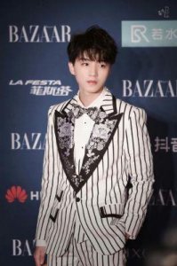 ​王俊凯《重生之门》牵手路透曝光，网友调侃小凯只牵一半手