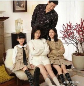 ​陆毅女儿贝儿成长记：13岁外貌酷似父亲，自弹自唱展歌坛风范