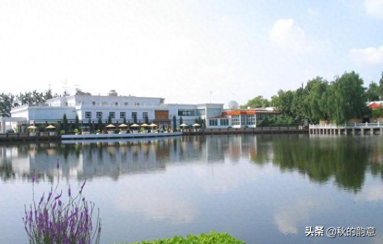 北京春晖园温泉度假村，坐落在美丽的“国门第一河”温榆河畔