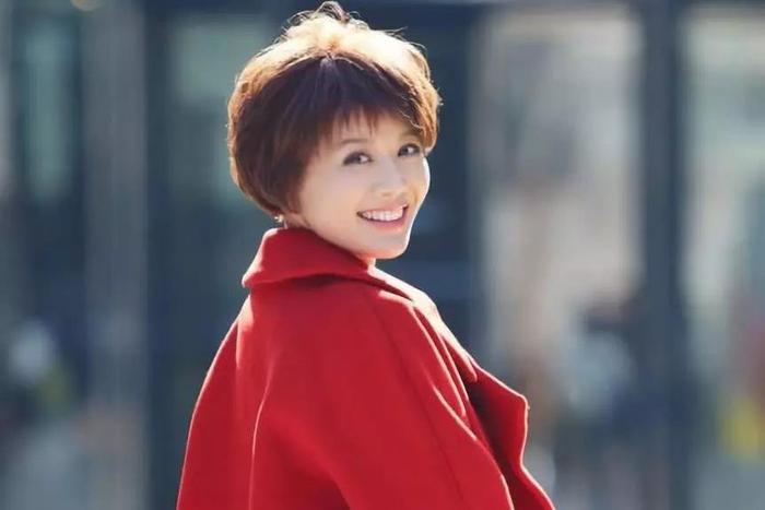 周丽淇结婚喜讯被爆,粉丝祝福满满,却因这一发现惨遭网友唾骂