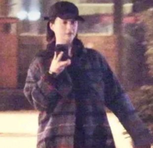 ​蒋欣醉酒在马路上摆pose 身形圆润双下巴明显