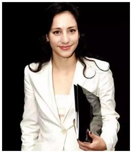 ​李嘉诚长媳王俪桥：香港豪门媳妇的典范