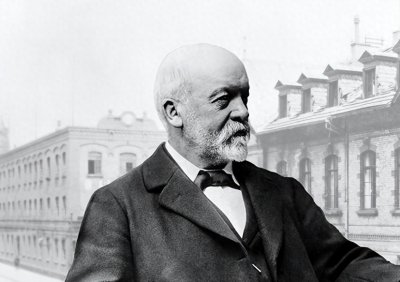 ​奔驰：从默默无闻到 “大奔”，这百年商业进化史太绝了！