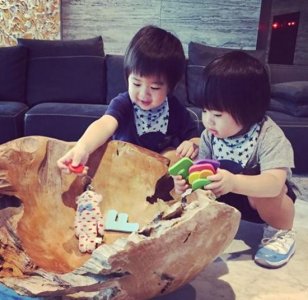 ​林志颖妻子晒双胞胎儿子萌照 哥哥随时带着遥控器