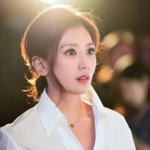 ​贾静雯身高到底是不是1米60？(官方身高标的是160厘米，实际却不是)