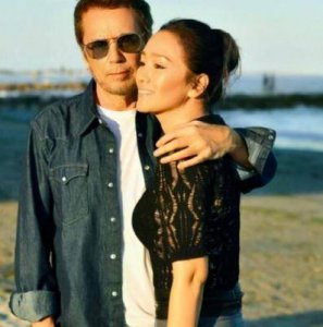 ​54岁巩俐与71岁老公双手紧握，霸气示爱