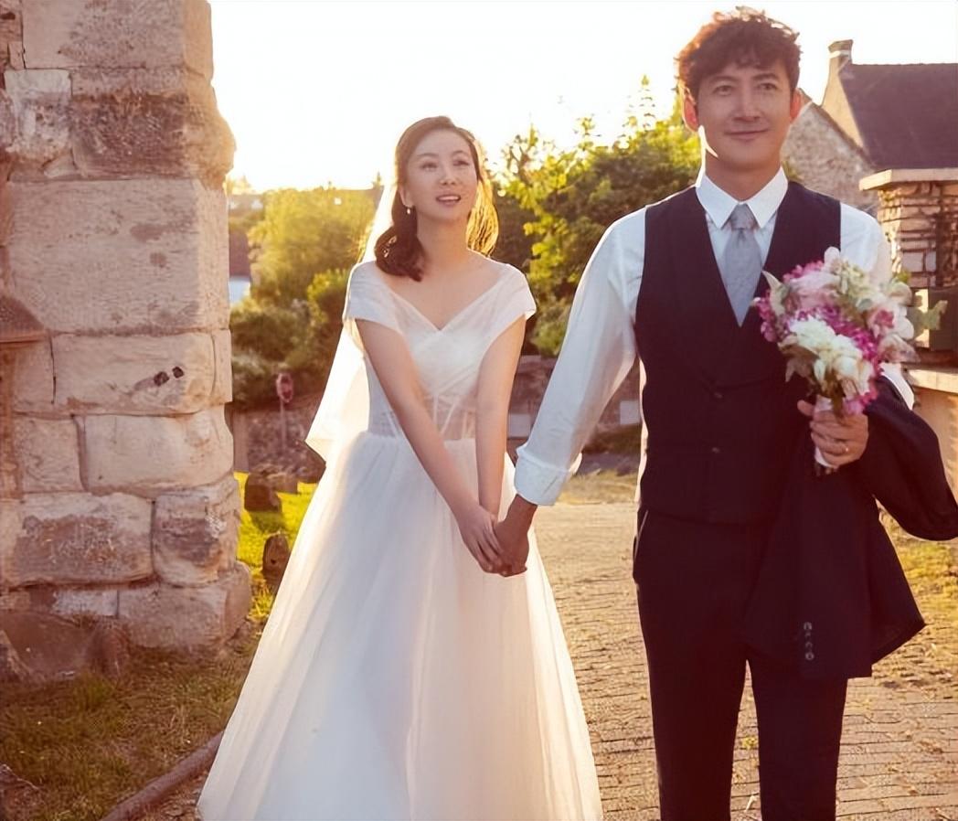 叔系男神:出道十年不温不火,婚后一年爆红,网友:娶妻是门玄学