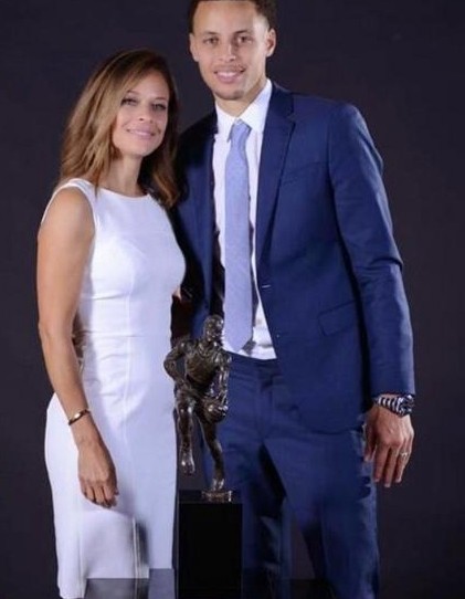 库里老妈私密照,快50岁,徐娘半老风韵犹在