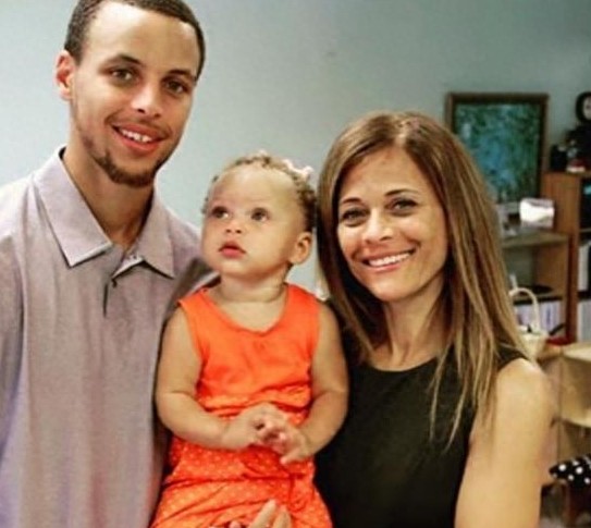 库里老妈私密照,快50岁,徐娘半老风韵犹在