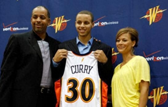 库里老妈私密照,快50岁,徐娘半老风韵犹在