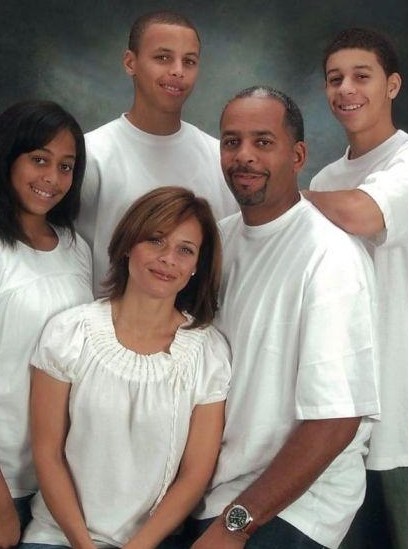 库里老妈私密照,快50岁,徐娘半老风韵犹在